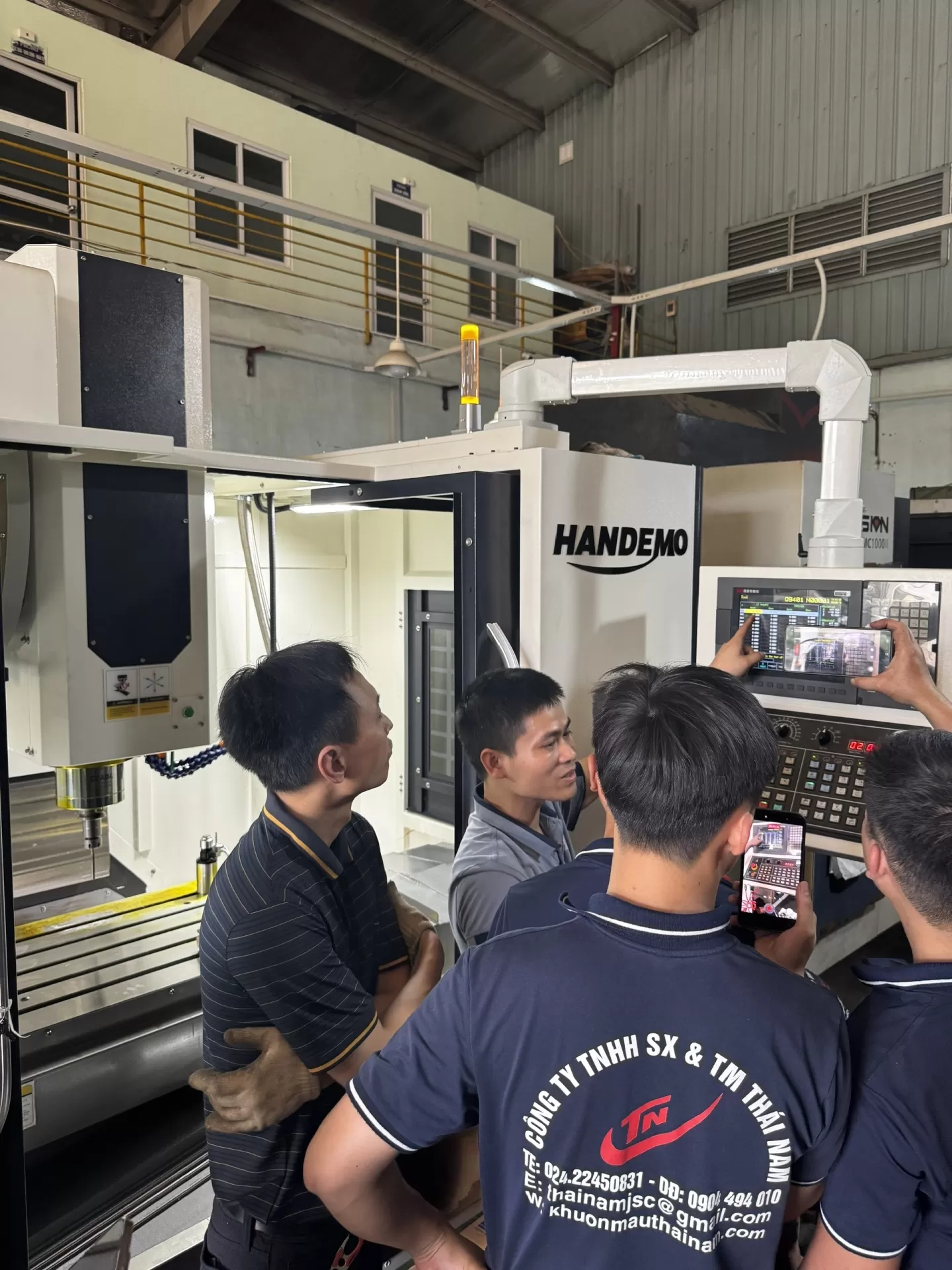 Nhân viên kỹ thuật đào tạo đứng máy cnc cho nhân sự