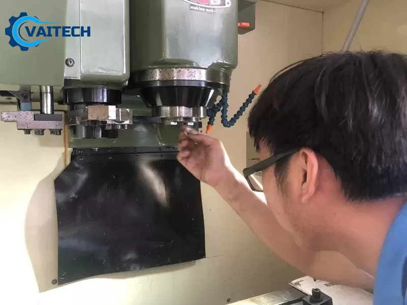 Kiểm tra trục ch&iacute;nh m&aacute;y phay cnc cũ