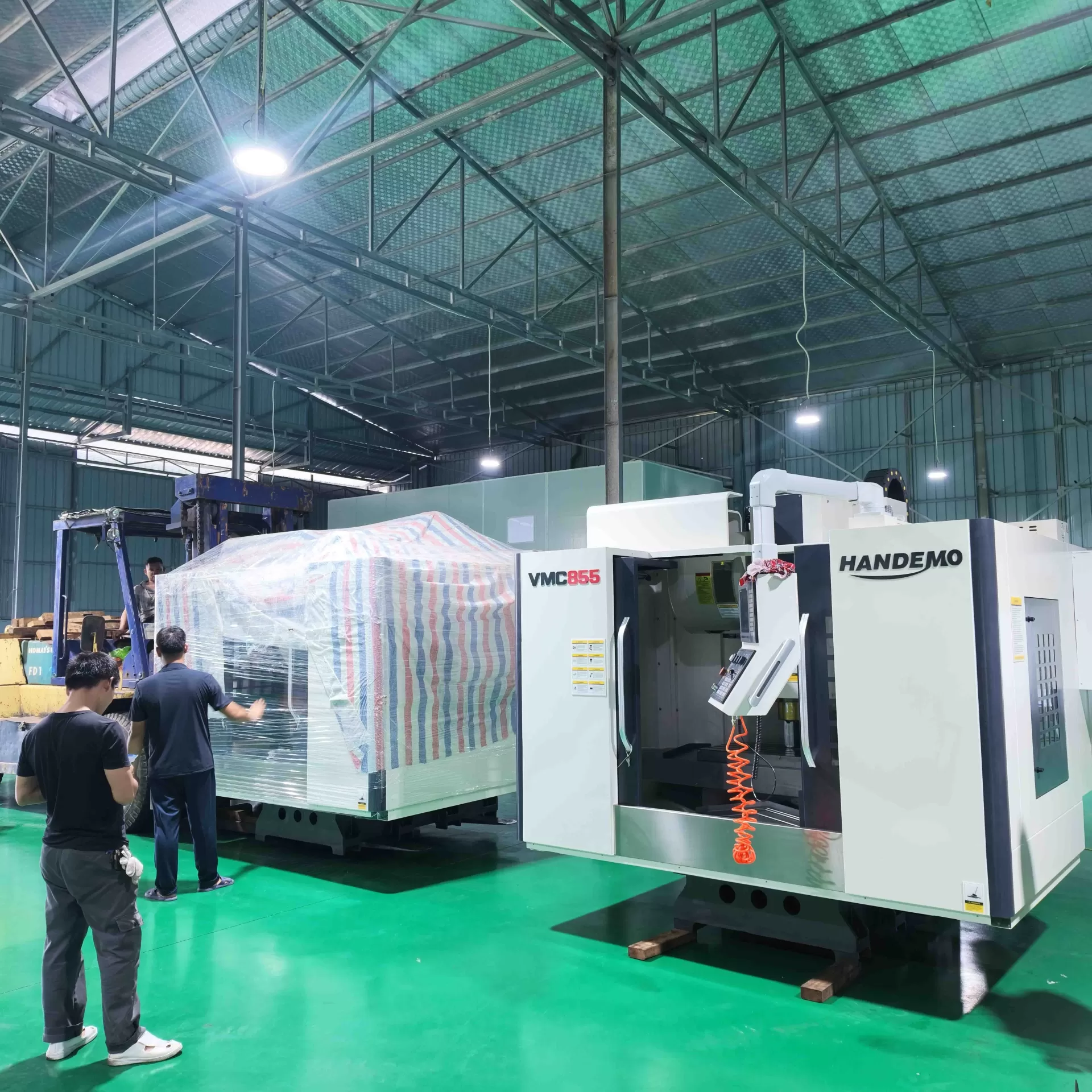 Lắp đặt m&aacute;y tiện cnc từ đơn vị cung cấp CNC Vaitech