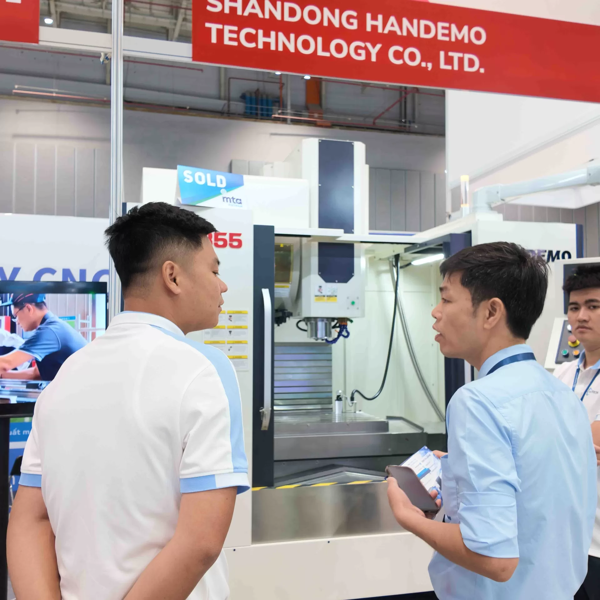 Kh&aacute;ch h&agrave;ng tin tưởng lựa chọn dịch vụ tại CNC Vaitech