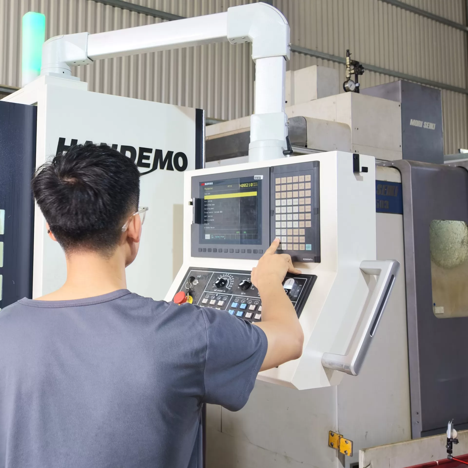 Hệ thống điều khiển m&aacute;y tiện CNC