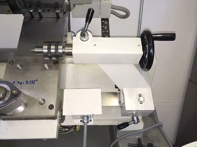 Ụ động m&aacute;y tiện CNC