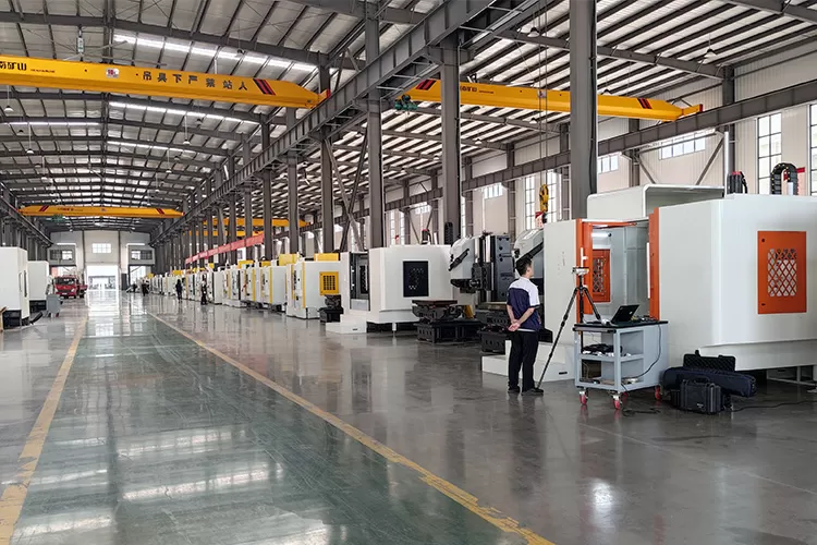 Sự khác biệt chính giữa trung tâm gia công và máy phay CNC là gì?